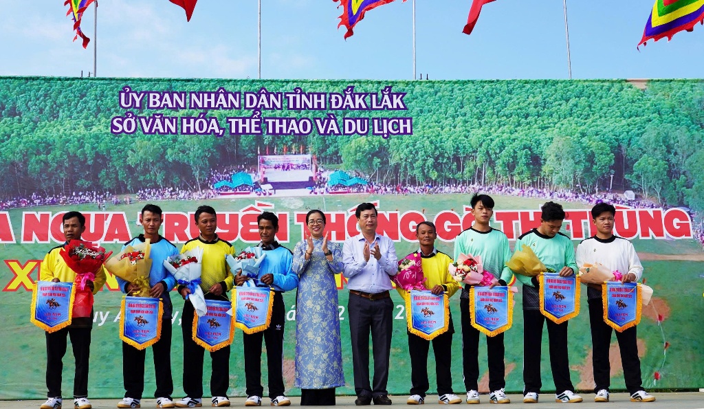 Đồng chí Huỳnh Thị Chiến Hoà, Phó Bí thư Tỉnh ủy tặng hoa và trao cờ lưu niệm cho các kị sỹ tham gia hội đua.